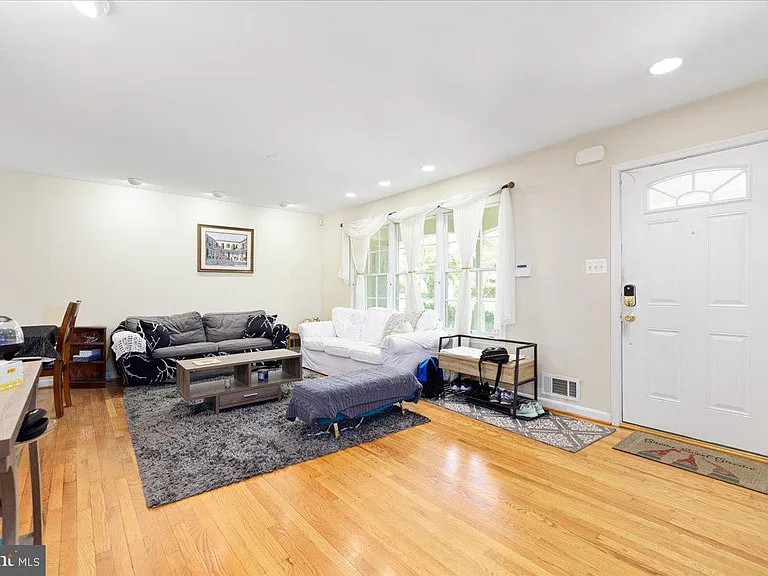 4 Sussex Ct — Photo 3