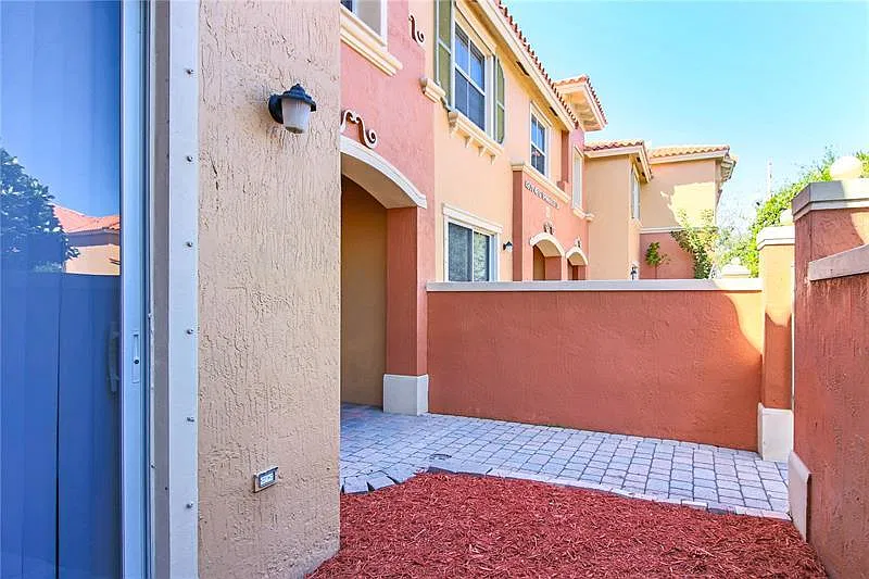 3 bed, 2.5 bath, 1391 sqft, $2,500 — Photo 3