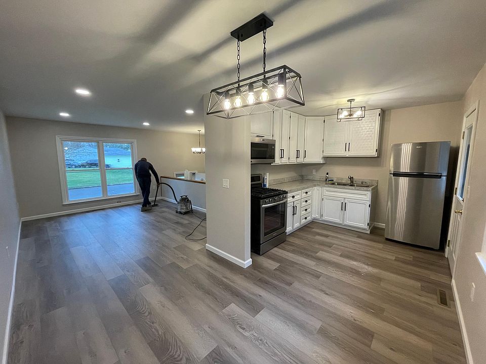 1st image of 4 Dawn Dr