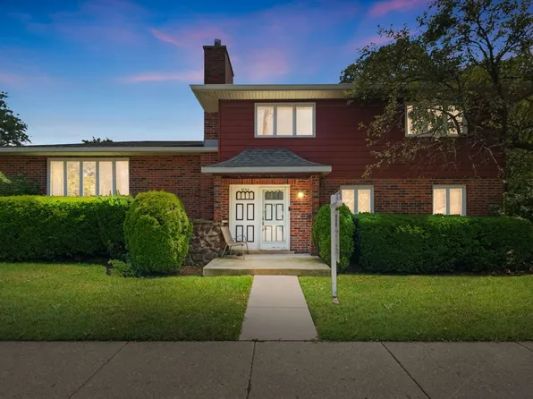 9143 Dr Korczak Ter, Skokie, IL 60076