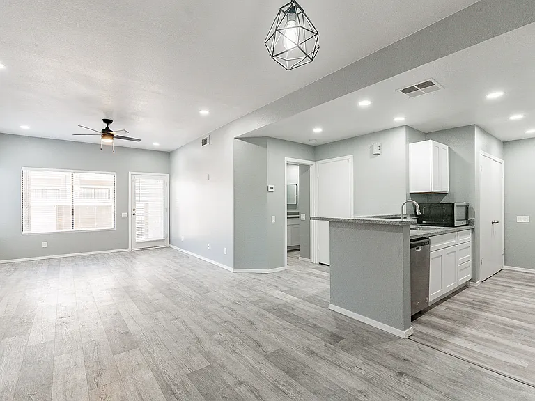 2035 S Elm St #109 — Photo 14