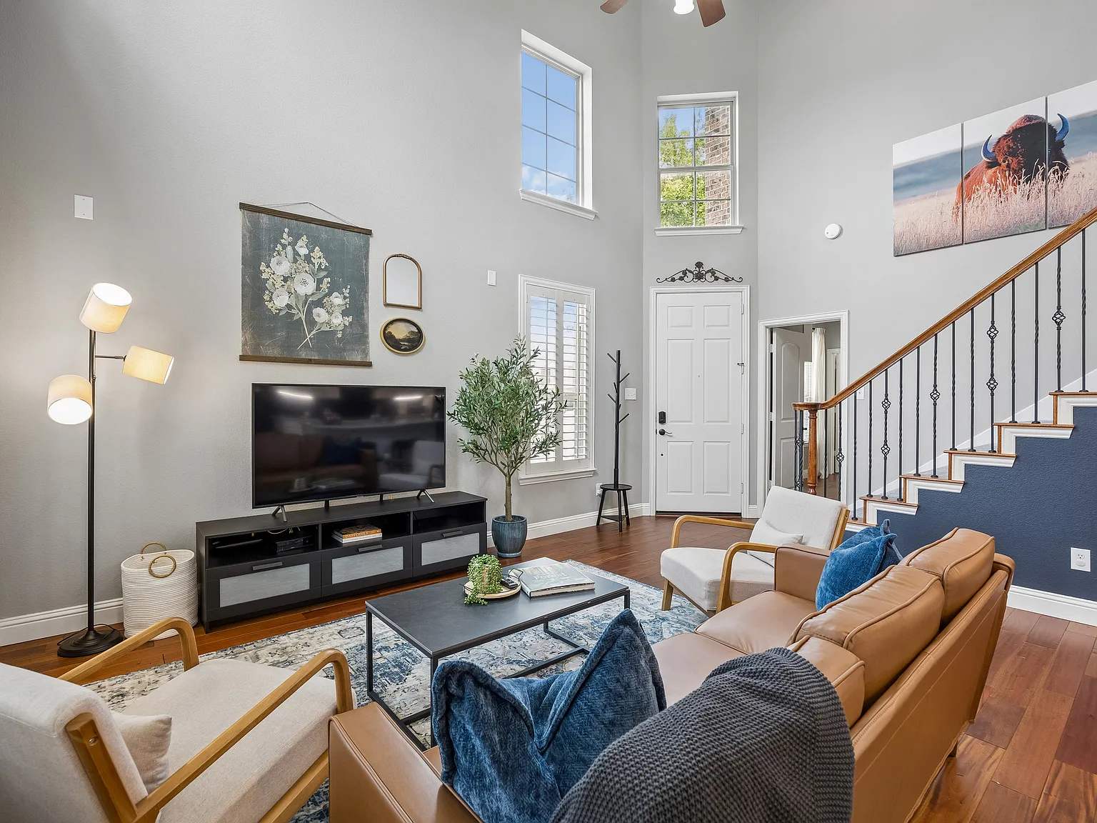 3 bed, 2.5 bath, 1870 sqft, $6,900 — Photo 2