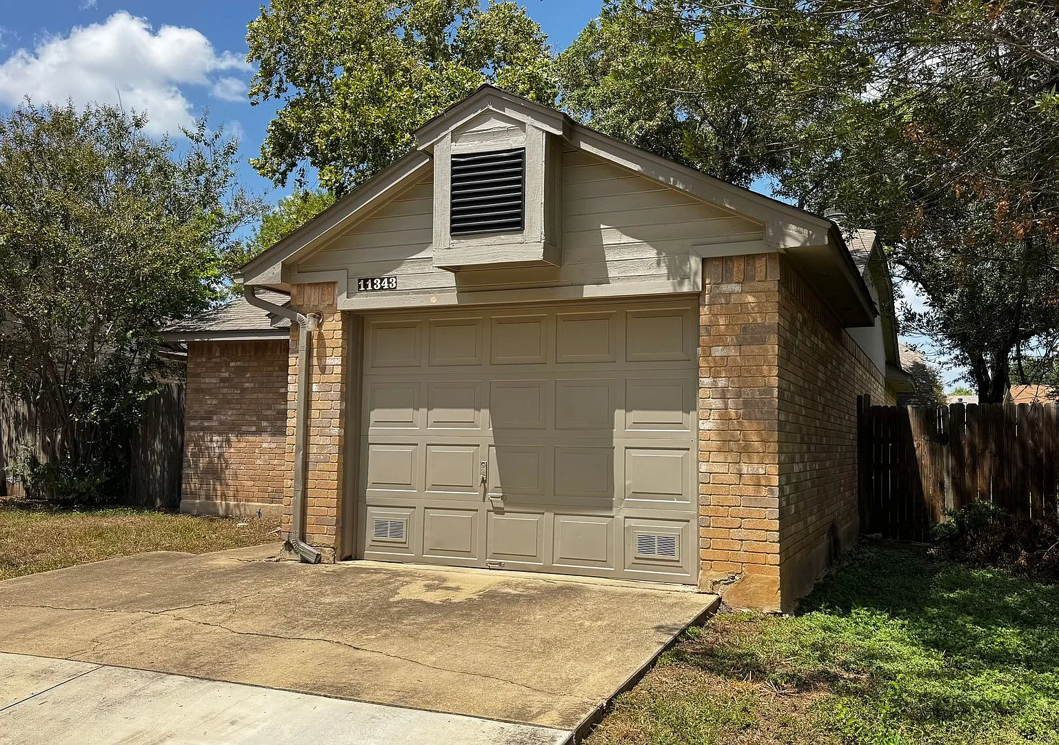 Well-maintained 3 bedroom, 2 bath home - 1,234 sq. ft. - Convenient San Antonio location near Lac... — Photo 3