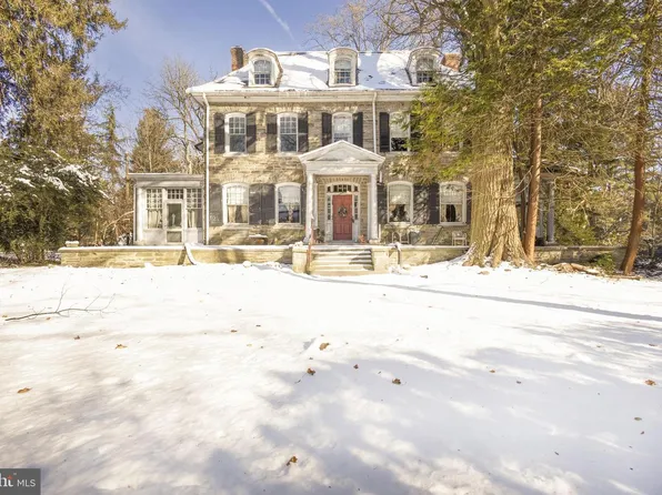 8221 Seminole St, Philadelphia, PA 19118