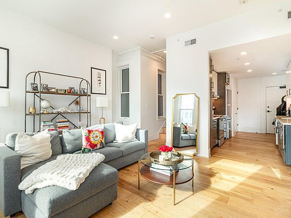 4th image of 1003 Walnut St #309