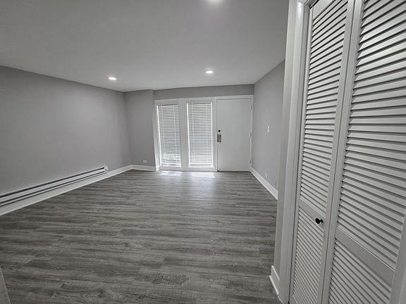 3rd image of 6901 N Ridge Blvd #1B