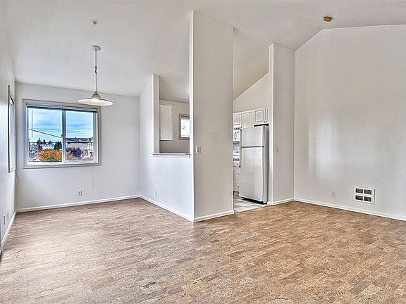 Living room, Vaulted Ceiling