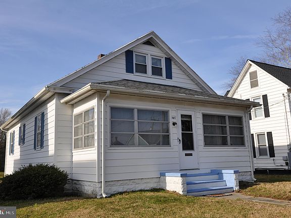 4th image of 702 Cedar St