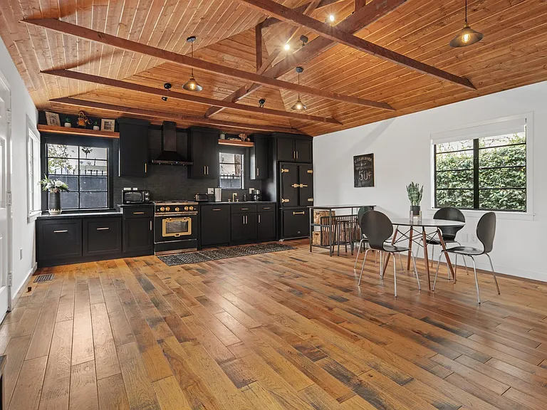 526 Victoria Ave — Photo 18