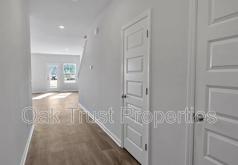 726 Ridgley Dr — Photo 5