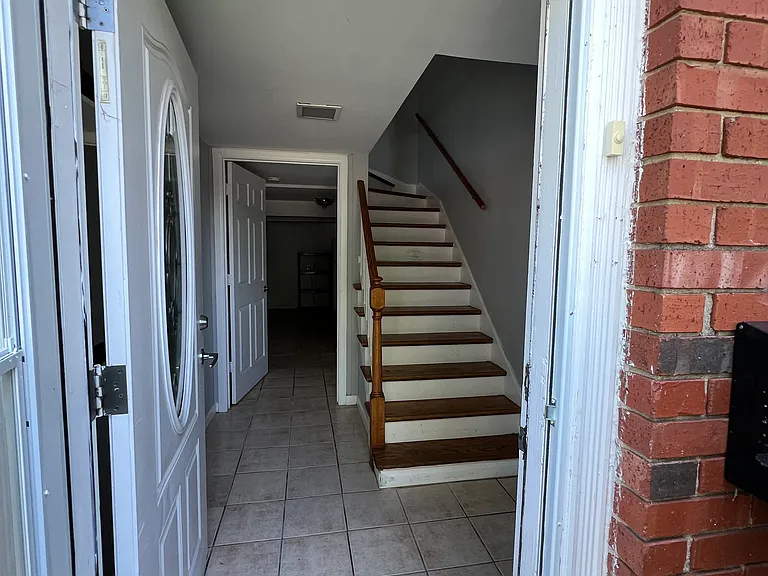 1927 Governors Ln — Photo 7