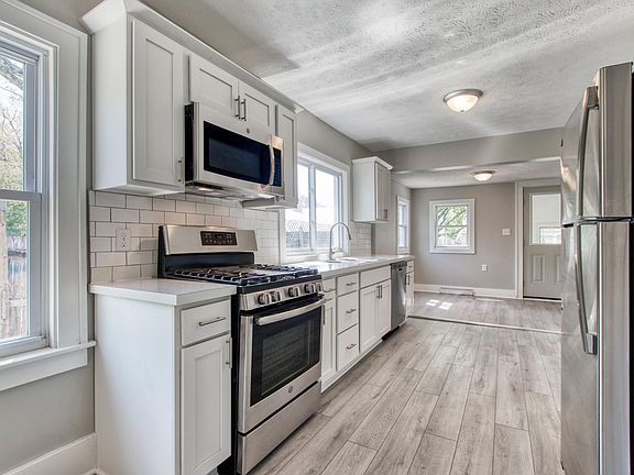 4th image of 302 Janet Ave SE