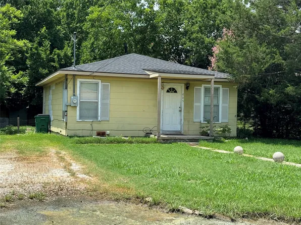 605 S Howeth St, Gainesville, TX 76240