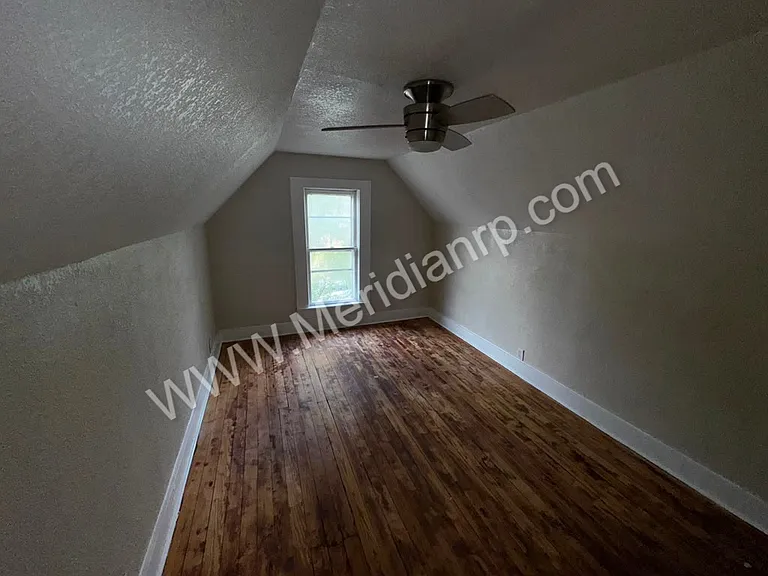 1323 Grant Ave — Photo 9