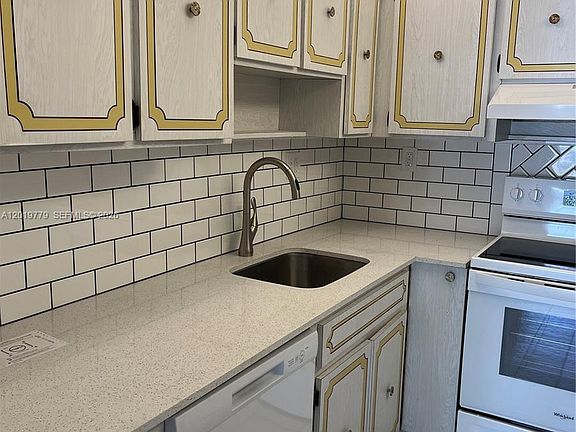 4th image of 17051 NE 35th Ave APT 202
