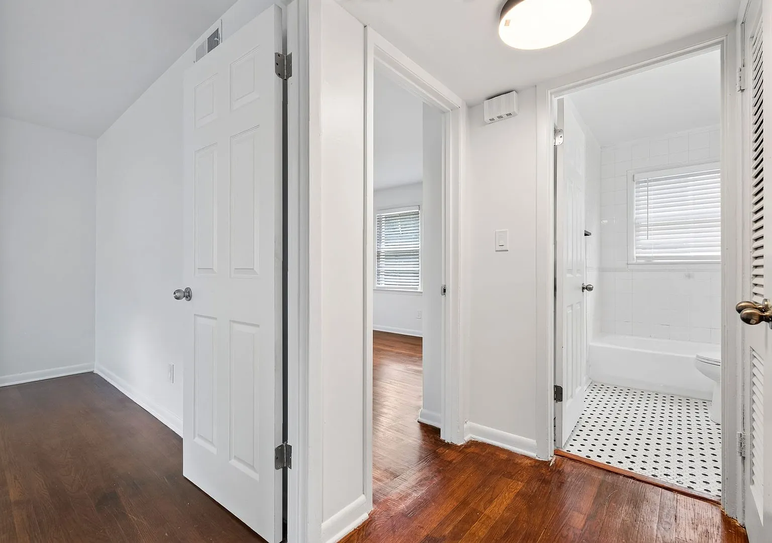 Charming 2bd/1ba Apartment — Photo 4