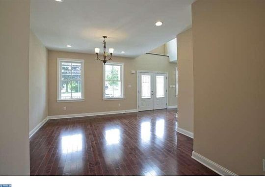 4th image of 923 Alburger Ave