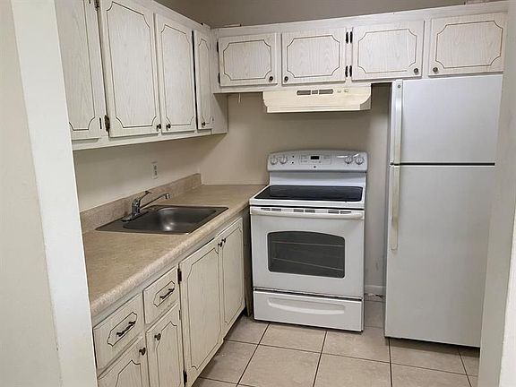 3rd image of 139 Kent St #I