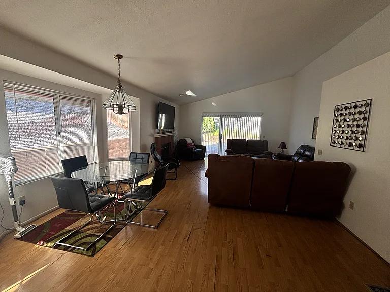 1560 Alameda Gln — Photo 3