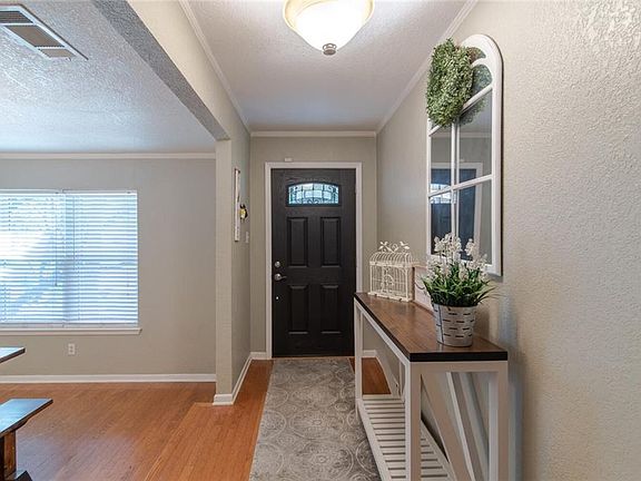 4th image of 900 Cedar Oaks Ln