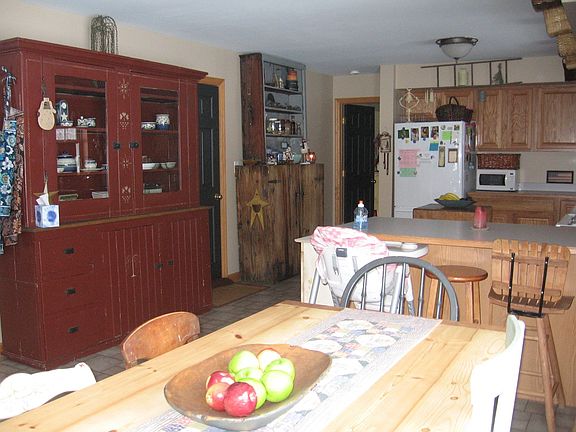 Large Kitchen w/ Eat-in Area