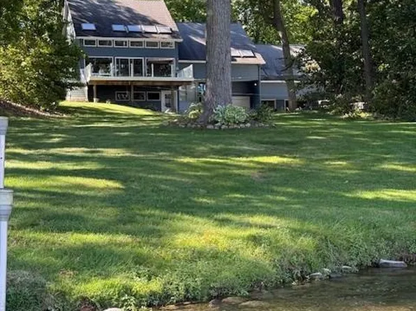 10695 Oxbow Lakeshore Dr, White Lake, MI 48386