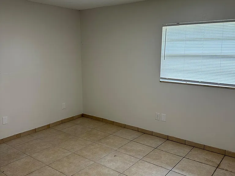 591 Cambridge Cir — Photo 5