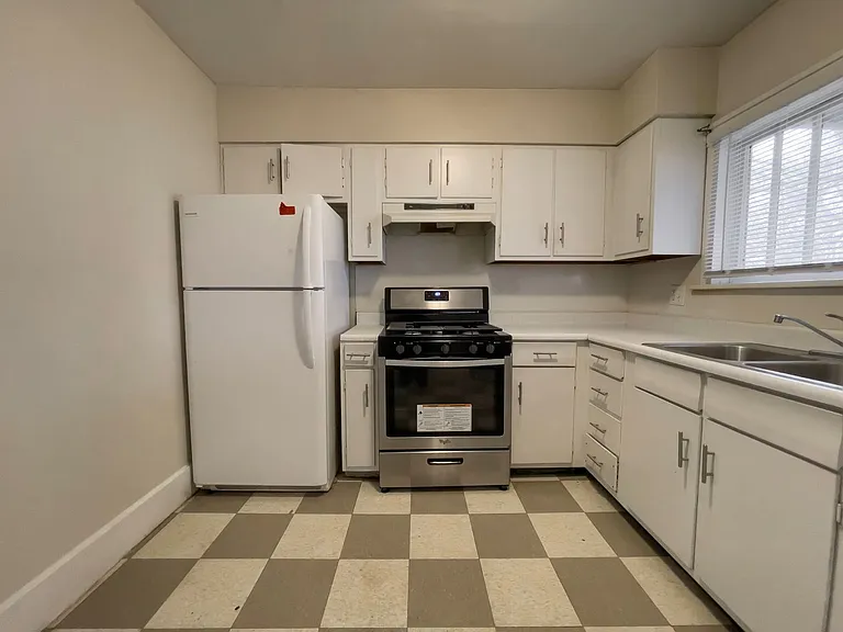 215 S Talley Ave — Photo 2