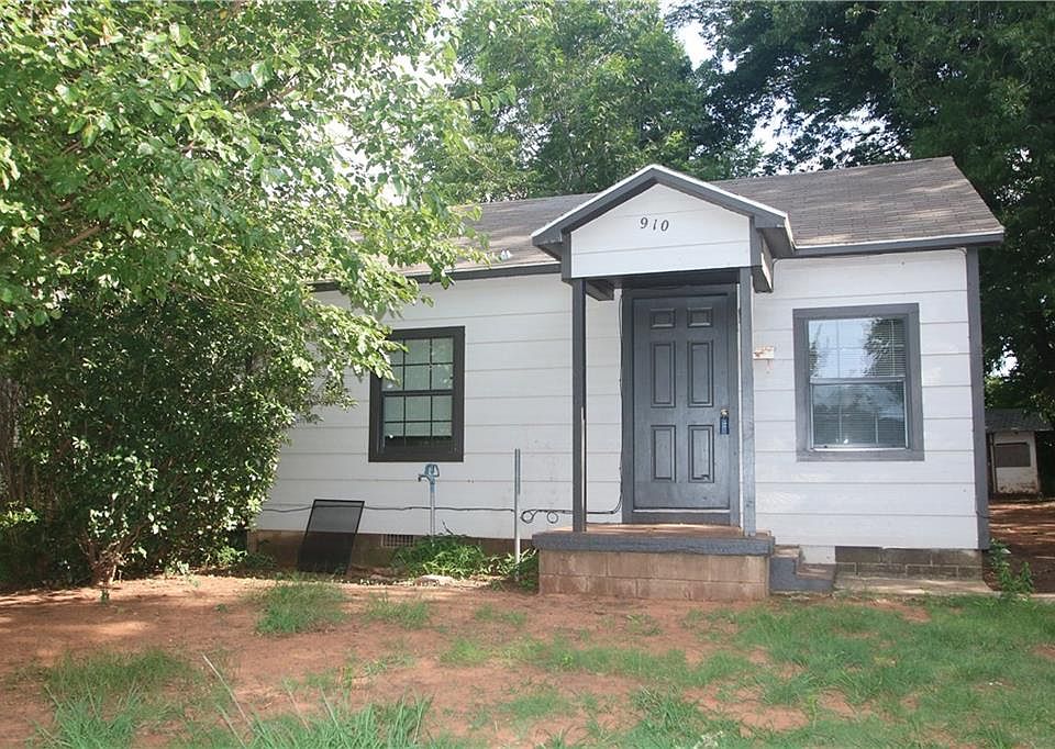 1st image of 910 W C Ave