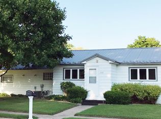 515 Hopkins St, Jesup, IA 50648