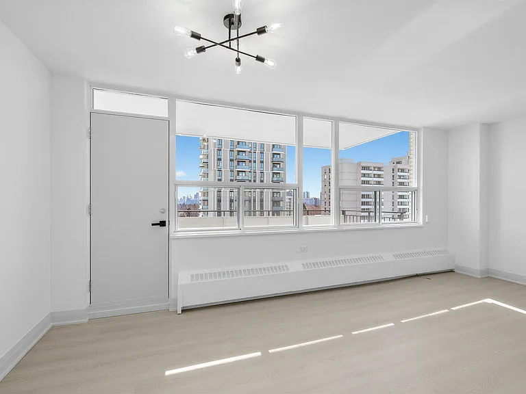 225 Davisville Ave — Photo 40