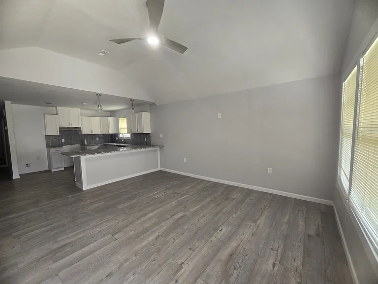 4939 Woodland Ave — Photo 8