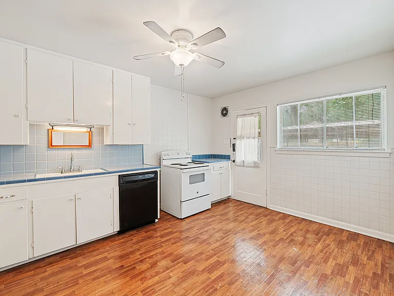 417 W Gramercy Pl #1 — Photo 3