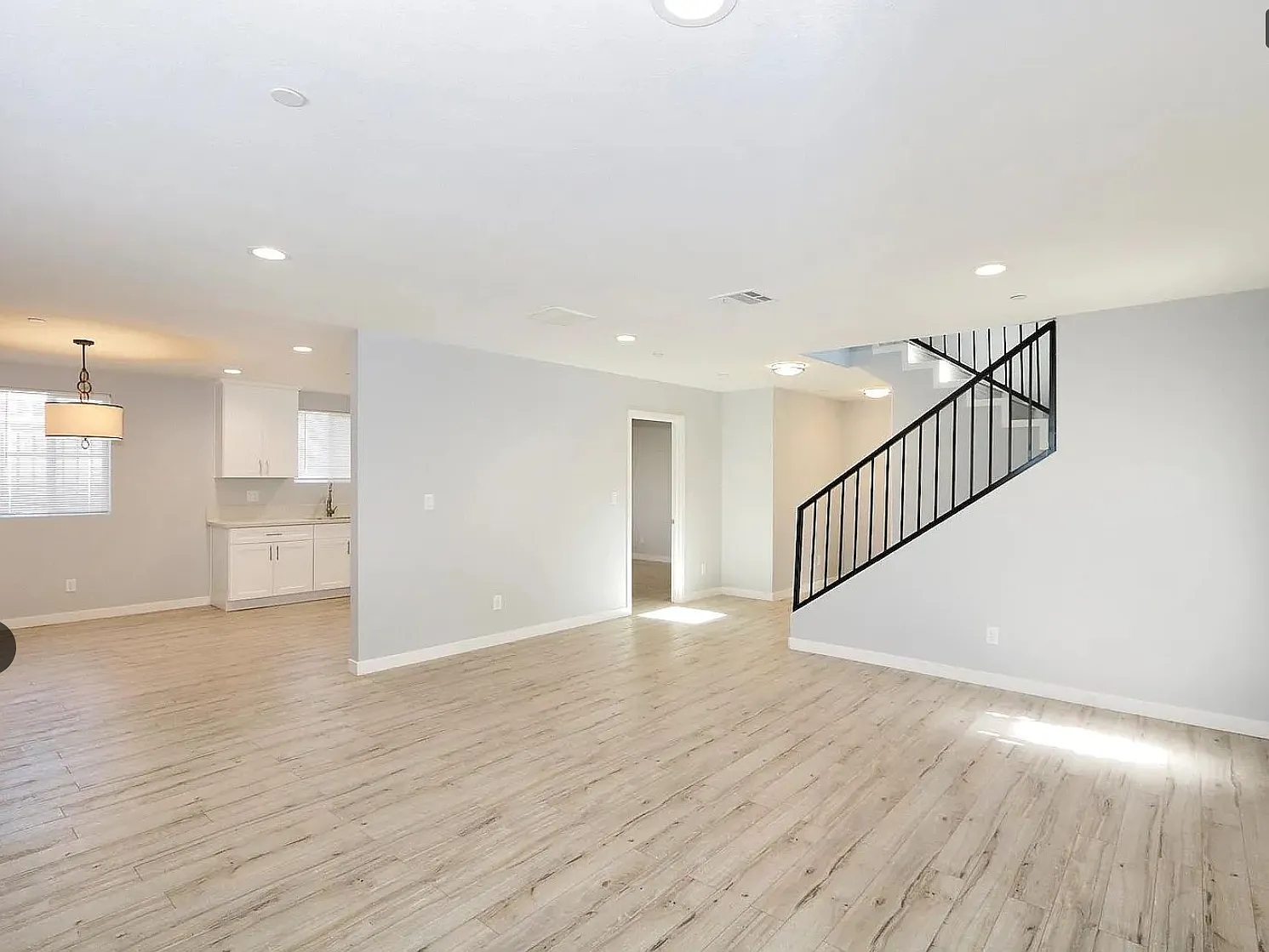 6 bed, 1917 sqft, $3,950 — Photo 2