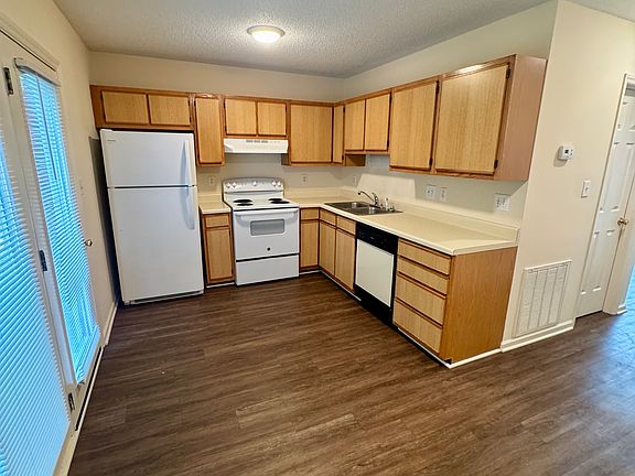 3rd image of 102 Larkyn Dr #102
