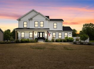 7286 Woodhaven Dr, Lockport, NY 14094