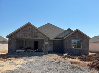 411 Palm St, Centerton, AR 72713