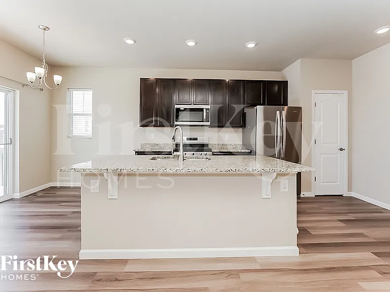 1902 Villageview Ln — Photo 7