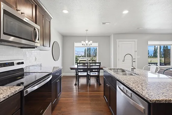 4 bed, 3.5 bath, 2350 sqft, $2,200 — Photo 4