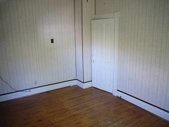4th image of 612 N 22nd Ave W