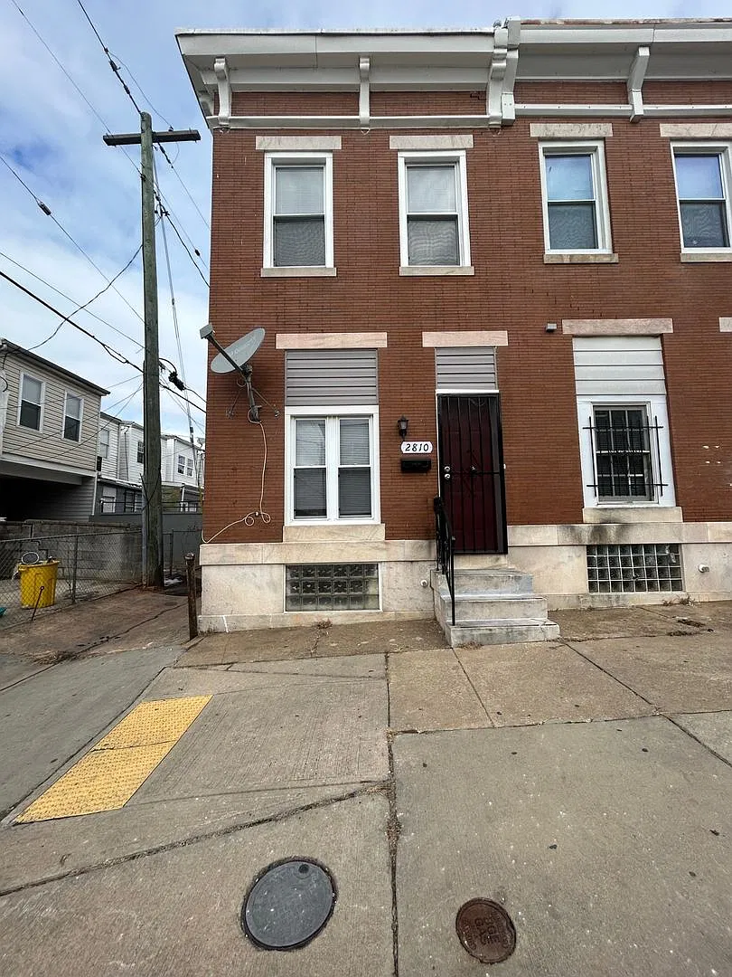 3 Bedrooms 1.5 Bathrooms Available Now — Photo 1