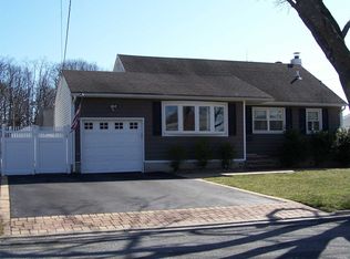 204 Bedell St, West Babylon, NY 11704