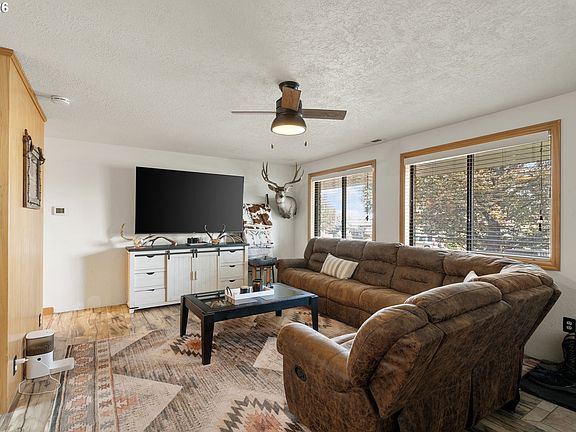 5th image of 860 E Tamarack Ave