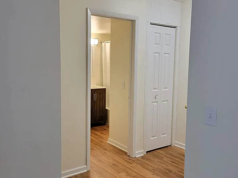 137 E Division St — Photo 12