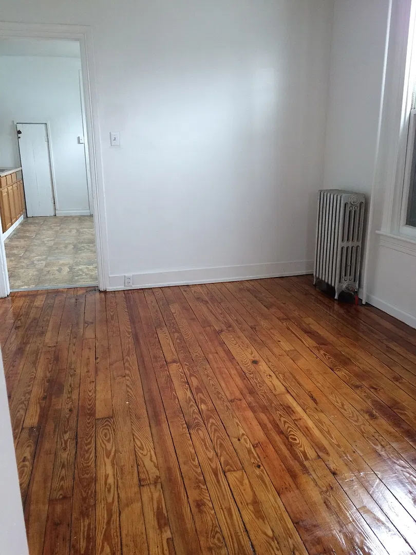 Hardwood floors throughout! Near Bantz Park! — Photo 2