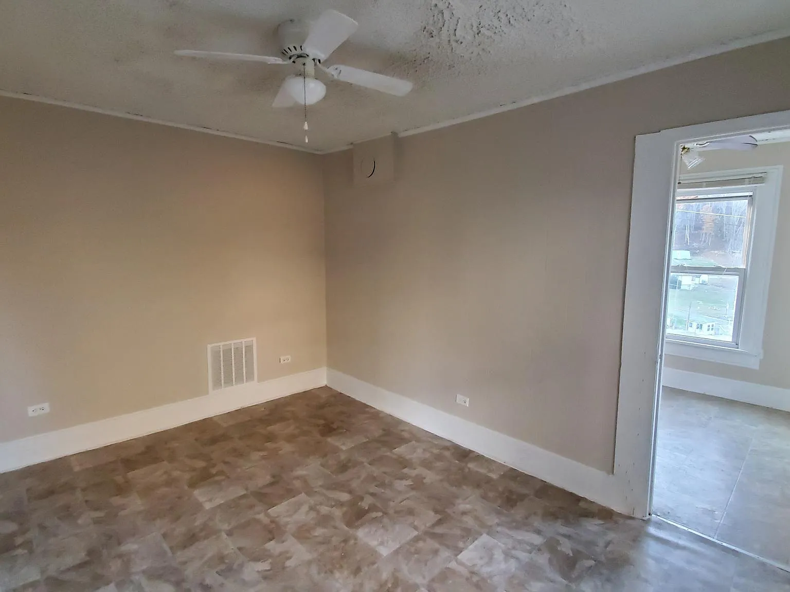 1 bed, 900 sqft, $595 — Photo 3