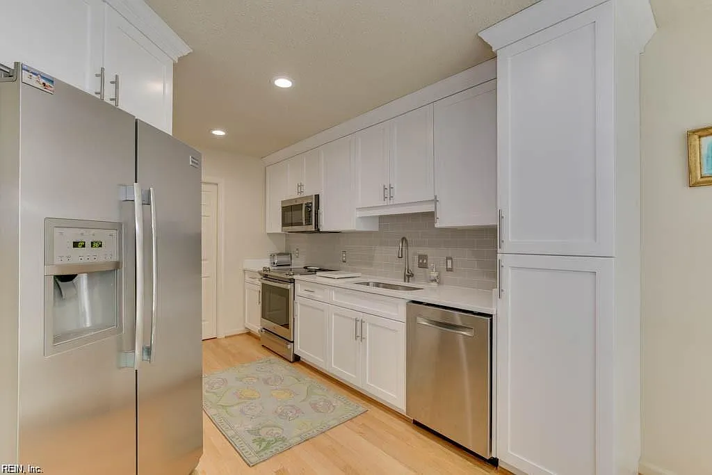 3 bed, 2.5 bath, 2600 sqft, $2,800 — Photo 3