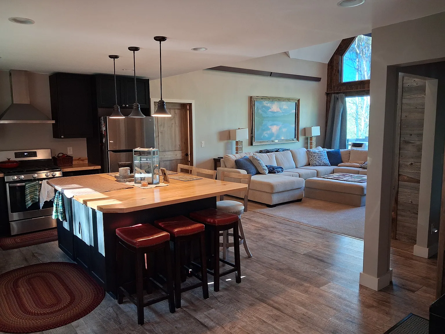 3 bed, 2100 sqft, $3,000 — Photo 4