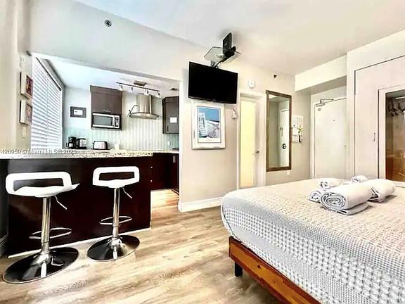 2nd image of 918 Ocean Dr APT 205
