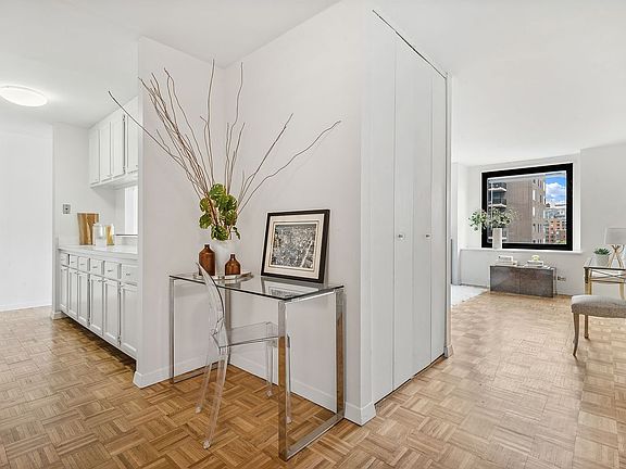 3rd image of 531 Main St APT 1028